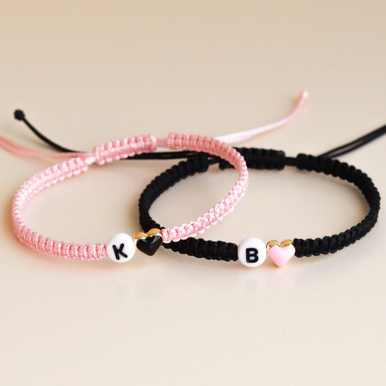 Lot de 2 bracelets avec initiales personnalisées et coeur coloré Bracelets assortis personnalisés pour couples et amitiés Cadeau pour BF GF image 6