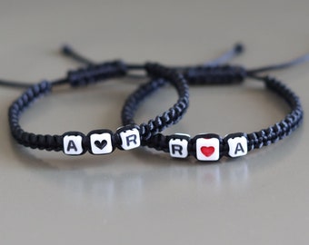 Set mit 2 benutzerdefinierten Initial Armbändern mit schwarzen oder roten Herzperlen | Geschenk für Freund und Freundin, Partner Armband für Sie und Ihn