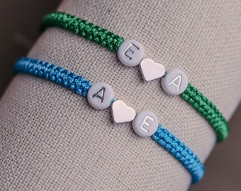 Conjunto de 2 pulseras de pareja personalizadas con corazón de plata / pulseras a juego de socios iniciales / regalo para ella y su / novio y novia