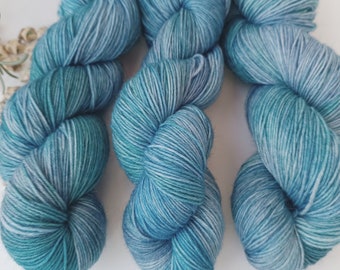 Hand dyed Fingering wool, hand dyed socks wool, hand dyed fingering yarn, Sock yarn, Color Mar - tones of blue, blue