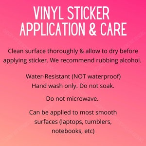 Op de afbeelding: Roze achtergrond met witte tekst die uitlegt hoe je vinyl stickers aanbrengt en verzorgt. De tekst zegt dat je het oppervlak grondig moet reinigen en laten drogen voordat je de sticker aanbrengt. Het wordt aanbevolen om alcohol te gebruiken om te wrijven. Het zegt ook dat de sticker waterbestendig is, maar niet waterdicht, en alleen met de hand gewassen moet worden. Het zegt dat je de sticker niet moet weken of in de magnetron moet doen. De tekst zegt ook dat de sticker op de meeste gladde oppervlakken kan worden aangebracht, zoals laptops, bekers, notitieboekjes, enz.
