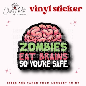 Op de afbeelding: Een zwarte en groene vinyl sticker met een roze hersengrafiek en de tekst "Zombies Eat Brains So You're Safe."