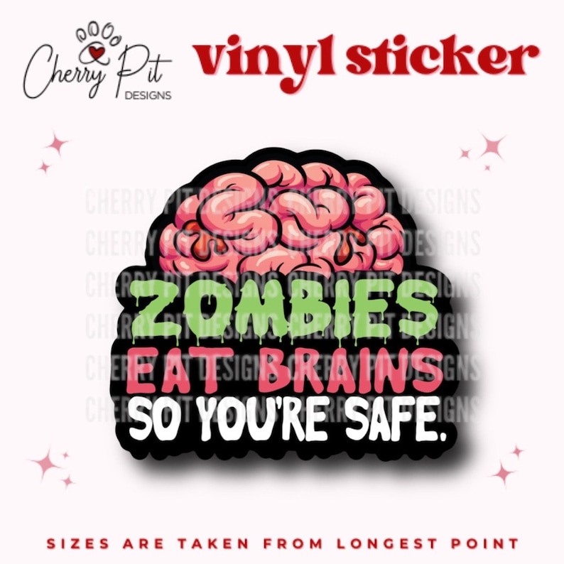 Op de afbeelding: Een zwarte en groene vinyl sticker met een roze hersengrafiek en de tekst "Zombies Eat Brains So You're Safe."