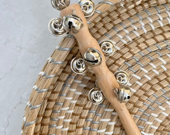 Drewniana grzechotka z dzwonkiem i grzechotką dla niemowląt Drewniana zabawka sensoryczna dla dzieci Grzechotka Montessori Instrumenty muzyczne dla dzieci Zabawka muzyczna Prezent dla dziecka