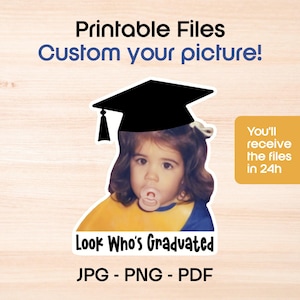 Op de afbeelding: Een sticker met een jong kind met een afstudeerhoed en een fopspeen. De tekst "Look Who's Graduated" staat onder de afbeelding, met "JPG - PNG - PDF" onderaan. De woorden "Printable Files" en "Custom your picture!" staan bovenaan.