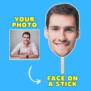 Puede incluir: Fondo azul con texto amarillo &laquo;TU FOTO&raquo; y &laquo;CARA EN UN PALO&raquo;. La imagen incluye una foto de un hombre y un recorte de su cara en un palo.