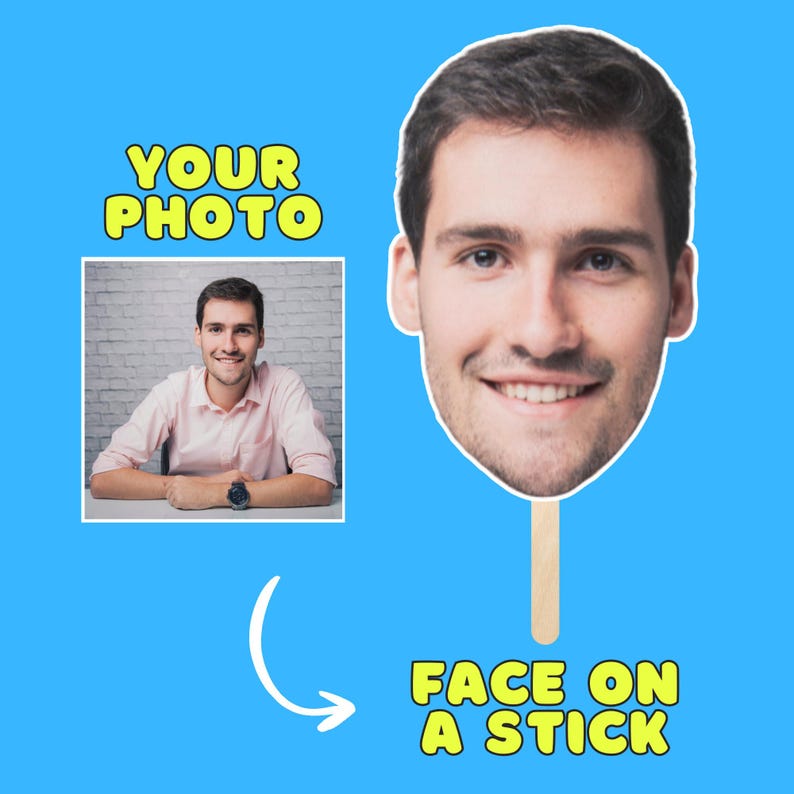 Puede incluir: Fondo azul con texto amarillo &laquo;TU FOTO&raquo; y &laquo;CARA EN UN PALO&raquo;. La imagen incluye una foto de un hombre y un recorte de su cara en un palo.