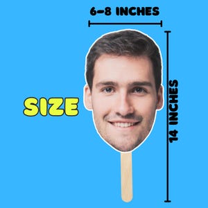 Puede incluir: Un recorte de cara en un palo, con la cara sonriente de un hombre. El recorte mide aproximadamente 15-20 cm de ancho y 36 cm de alto. La palabra "SIZE" est&aacute; escrita en letras amarillas sobre un fondo azul.
