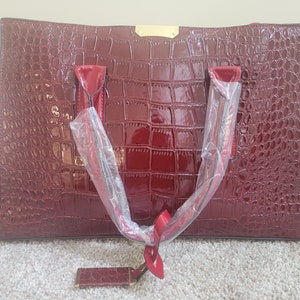 Porte-monnaie léger en cuir PU façon crocodile bordeaux gaufré moyen