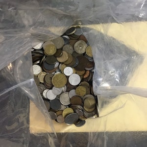 900 random coins from around the world, 50+ countries, 9lb+ on average! Only one left in stock!