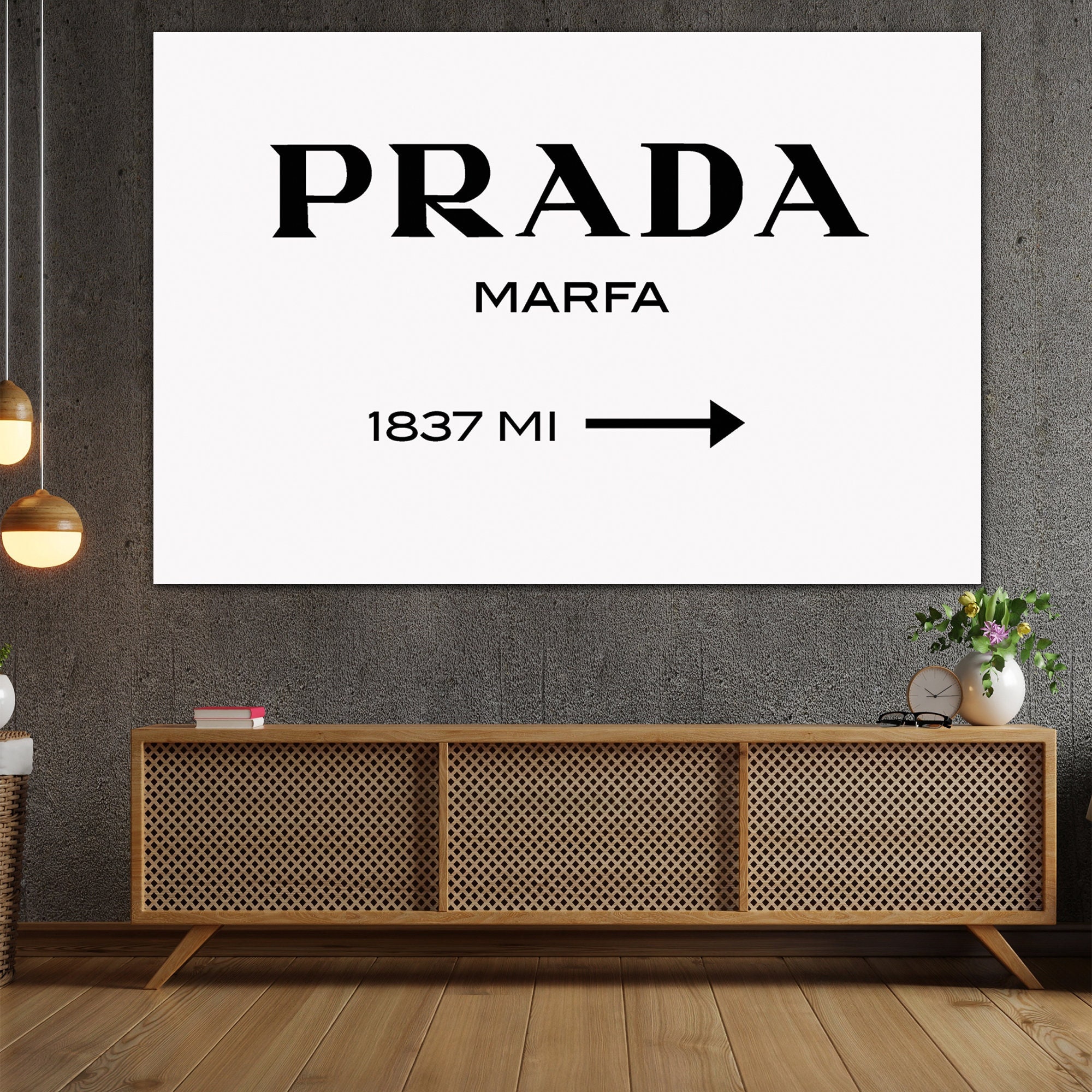 Poster « Prada marfa » avec lettres dorées sur fond marbre