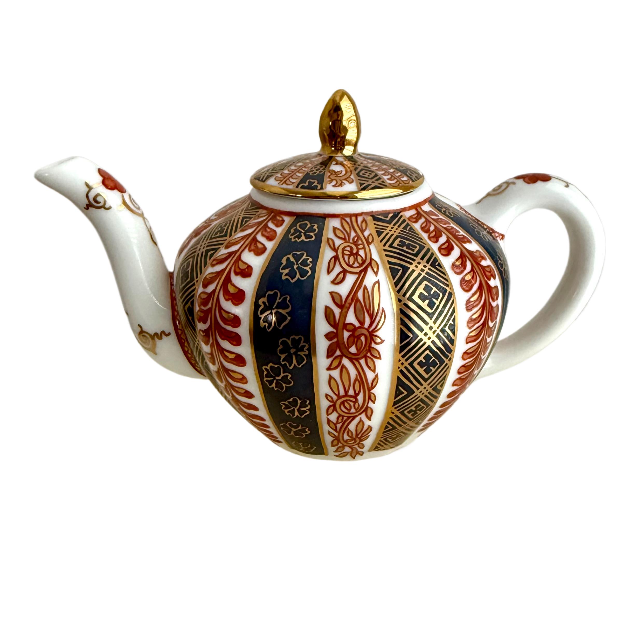Miniature Meissen Teapot – Imari Style, Victoria and Albert Museum