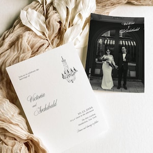 Puede incluir: Invitación de boda con los nombres "Victoria y Archibald" en escritura elegante, con una ilustración de araña. Se ve una foto en blanco y negro de la pareja. La invitación incluye la fecha y el lugar del evento.