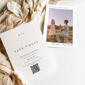 Peut inclure: Deux cartons d'annonce de mariage. L'un indique "SAVE THE DATE" avec les noms "Blair & Easton" et un code QR. L'autre carte contient une photo d'un couple et le texte "We can't wait to celebrate with you!" et les noms "Blair & Easton".