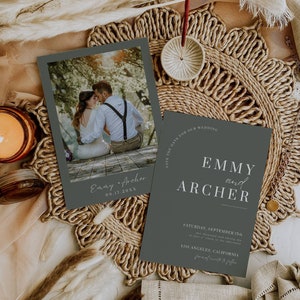 Salbei Save the Date, Minimalistisches Foto Save Our Date, dunkelgrüne doppelseitige Einladung, Boho-Hochzeitseinladung EDITIERBARE Canva-Vorlage AT06