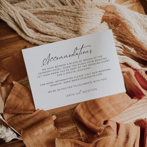 Scheda informativa dell'hotel per inviti di nozze, Scheda informativa sulla sistemazione in calligrafia, Custodia con dettagli dell'invito, Inserto modello Canva AT11