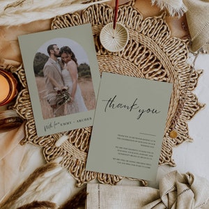 Tarjetas de agradecimiento de salvia después de la boda, carta de agradecimiento verde oscuro, nota de agradecimiento mínima para invitados PLANTILLA Tarjeta fotográfica elegante, editable AT06
