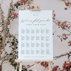 Plano de asientos para bodas en orden alfabético, letrero "Nos alegra mucho que estés aquí", elegante plano de asientos con escritura, plantilla de Canva para letrero de asientos minimalista AT10