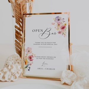 Plantilla de menú de barra libre con flores silvestres, letrero floral para barra libre de boda, letrero floral con bebidas por cuenta nuestra, letrero para mesa de recepción DIY, descarga de Canva AT13