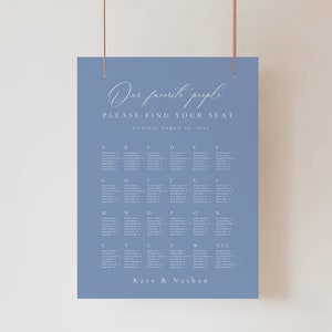Plantilla de plano de asientos para bodas en azul polvoriento, plano de asientos alfabético por apellido, plano de asientos en azul francés, descarga digital AT09