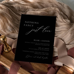 Nada extravagante apenas modelo de convite de amor, convite de casamento íntimo preto digital, convites de micro cerimônia modernos editáveis