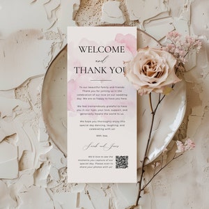 Tarjeta de agradecimiento de boda con código QR, plantilla de menú de bienvenida en tonos pastel rosa, nota de agradecimiento con acuarela ruborizada, tarjeta de configuración de lugar imprimible AT01