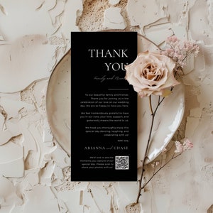 Tarjeta de agradecimiento de boda con código QR, menú de bienvenida y agradecimiento en negro, nota de agradecimiento editable, tarjeta de agradecimiento con configuración de lugar moderna AT10
