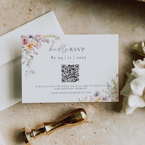 Puede incluir: Una tarjeta RSVP blanca con detalles florales en rosa, amarillo y morado. La tarjeta incluye el texto "kindly RSVP" y un código QR. La parte inferior de la tarjeta dice "Escanee para obtener más detalles y responder a nuestro sitio web de bodas."