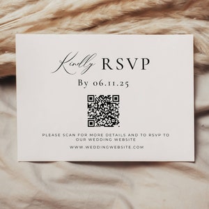 Peut inclure: Une carte de r&eacute;ponse cr&egrave;me avec un texte manuscrit &eacute;l&eacute;gant indiquant "Kindly RSVP" et une date. Un code QR et une adresse de site Web sont &eacute;galement imprim&eacute;s sur la carte. La carte est pos&eacute;e sur un fond neutre.