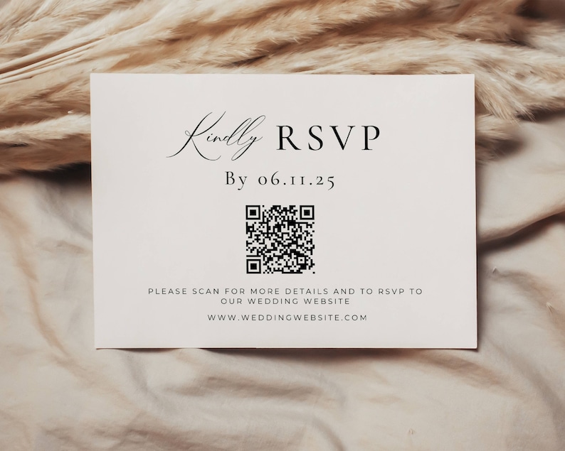 Peut inclure: Une carte de r&eacute;ponse cr&egrave;me avec un texte manuscrit &eacute;l&eacute;gant indiquant "Kindly RSVP" et une date. Un code QR et une adresse de site Web sont &eacute;galement imprim&eacute;s sur la carte. La carte est pos&eacute;e sur un fond neutre.