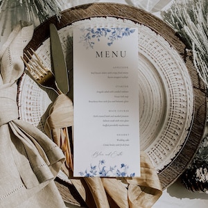 Plantilla de menú de boda de Toile azul, tarjeta de menú de cena azul francés, menú de ajuste de lugar imprimible floral, señalización de mesa azul polvoriento AT09