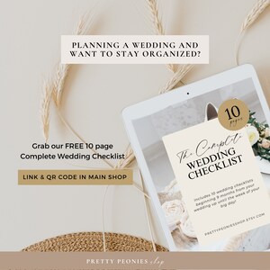 Op de afbeelding: Een witte tabletcomputer waarop een gratis 10-pagina's tellende bruiloftchecklist wordt weergegeven. De checklist heeft de titel "The Complete Wedding Checklist" en bevat een lijst met taken die voor een bruiloft moeten worden uitgevoerd. De tekst "Grab our FREE 10 page Complete Wedding Checklist" wordt aan de linkerkant van de afbeelding weergegeven. De tekst "LINK & QR CODE IN MAIN SHOP" wordt onder de titel van de checklist weergegeven.