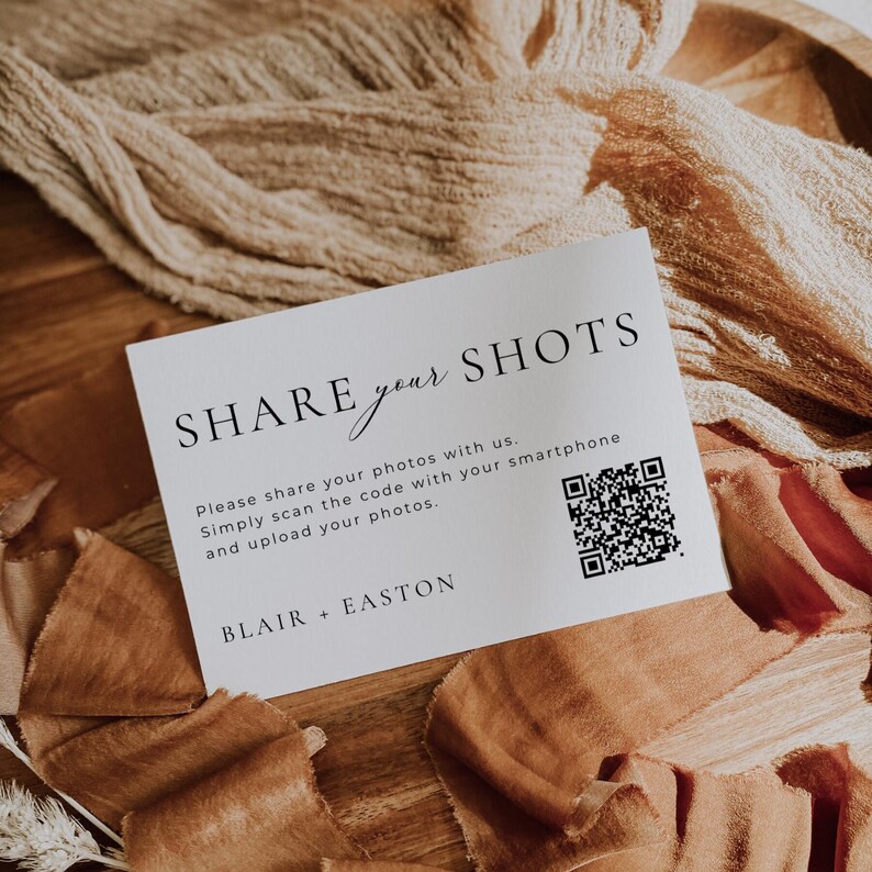 Pu&ograve; includere: Una carta rettangolare bianca con testo nero che recita SHARE your SHOTS, Please share your photos with us. Simply scan the code with your smartphone and upload your photos. BLAIR + EASTON, e un codice QR in bianco e nero a destra.