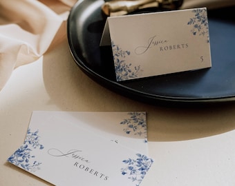 Plantilla de tarjeta de lugar con diseño de toile azul, tarjeta de nombre de boda imprimible en azul francés, etiquetas de nombre de mesa en azul polvoriento, tarjeta de lugar floral plana y de tienda -AT09