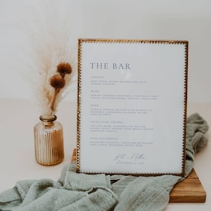 French Blue Bar Menü, Hochzeitsbar Schild Dusty Blue, druckbare Signature Drink Beschilderung, bearbeitbare Tischmenü Vorlage Download AT09