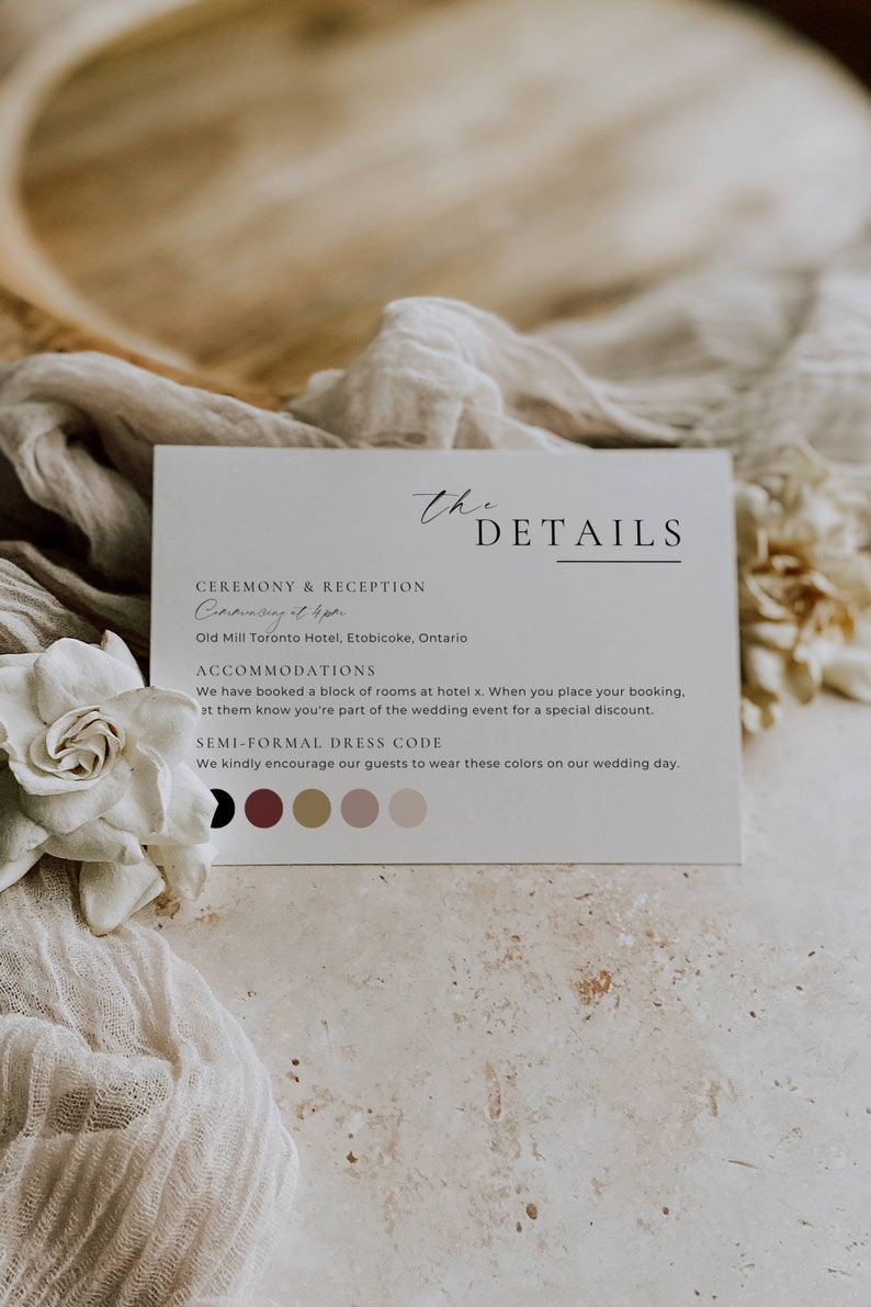 Pu&ograve; includere: Un biglietto bianco con testo nero che dettaglia la location della cerimonia e del ricevimento, Old Mill Toronto Hotel, Etobicoke, Ontario. Il biglietto include anche informazioni sulla sistemazione e un codice di abbigliamento semi-formale con campioni di colore.