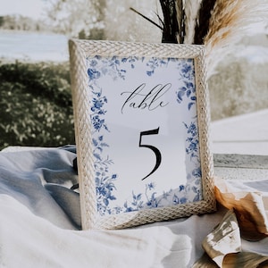 Modelo de número de mesa azul toile, números de mesa de casamento azul francês, sinal de número de mesa editável, sinalização de decoração de mesa azul empoeirada at09