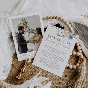 Plantilla de tarjeta de agradecimiento de boda con flores silvestres, nota de agradecimiento después de la boda, tarjeta con foto personalizada, carta de agradecimiento floral, descarga de Canva AT13