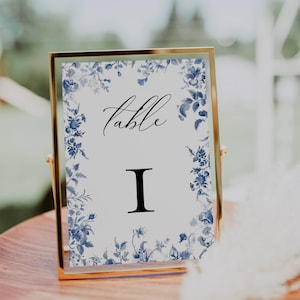 Blaue Toile Tischnummern, Florale Hochzeit Tischschild Vorlage, Chinoiserie Empfang Tischnummern, Elegantes Hochzeitsdekor AT09