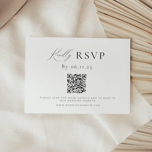 Peut inclure: Une carte RSVP blanche avec l'inscription "Kindly RSVP" en &eacute;criture &eacute;l&eacute;gante et une date. Un code QR et une adresse de site Web sont inclus pour plus de d&eacute;tails. La carte est pos&eacute;e sur un fond neutre, sugg&eacute;rant un th&egrave;me de mariage.