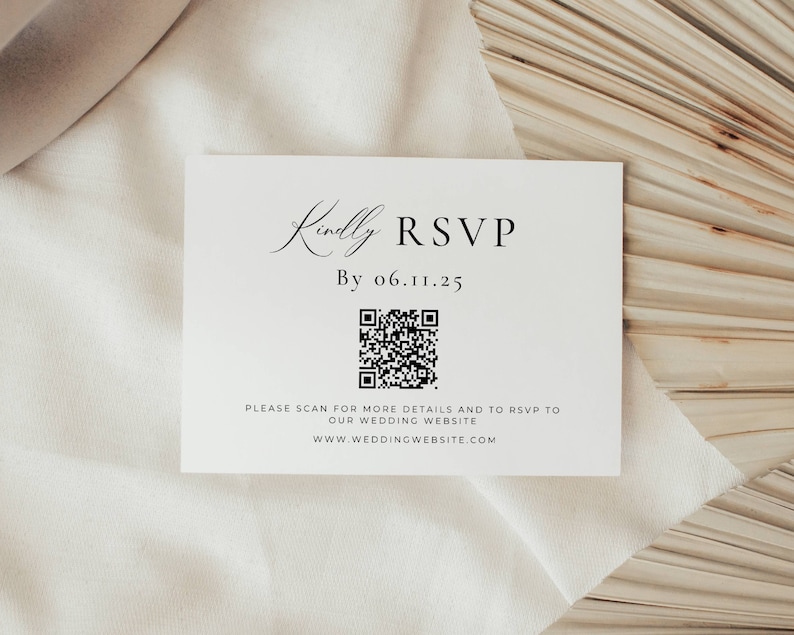 Peut inclure: Une carte RSVP blanche avec l'inscription "Kindly RSVP" en &eacute;criture &eacute;l&eacute;gante et une date. Un code QR et une adresse de site Web sont inclus pour plus de d&eacute;tails. La carte est pos&eacute;e sur un fond neutre, sugg&eacute;rant un th&egrave;me de mariage.