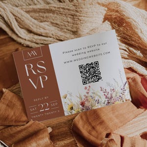 Może przedstawiać: Karta RSVP na wesele z brązowym i białym wzorem. Karta zawiera inicjały "A&W", słowa "RSVP" oraz tekst "Reply by Sat 22 Sep Twenty Twenty X". Zawiera również kod QR i adres strony internetowej.