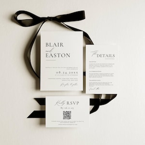 K&ouml;nnte beinhalten: Elegante Hochzeitseinladungssuite mit einer Haupt-Einladung, einer Detailkarte und einer RSVP-Karte. Die Karten sind wei&szlig; mit schwarzem Text und einem schwarzen Band. Die Einladung enth&auml;lt die Namen "Blair und Easton" und das Datum "08.24.20XX".