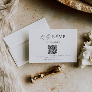 Peut inclure: Carte RSVP blanche avec le texte &laquo; Kindly RSVP By 06.11.25 &raquo; et un code QR. Un sceau de cire dor&eacute; et une enveloppe blanche sont &eacute;galement pr&eacute;sents. La carte comprend l'adresse du site Web www.weddingwebsite.com.