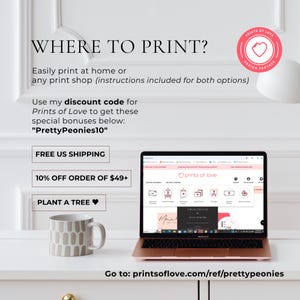 Peut inclure: Un ordinateur portable affiche le site Web Prints of Love, &agrave; c&ocirc;t&eacute; d'une tasse &agrave; motifs. Le texte de l'image comprend "WHERE TO PRINT?" et un code de r&eacute;duction. Un logo en forme de c&oelig;ur rose et rouge est &eacute;galement visible.