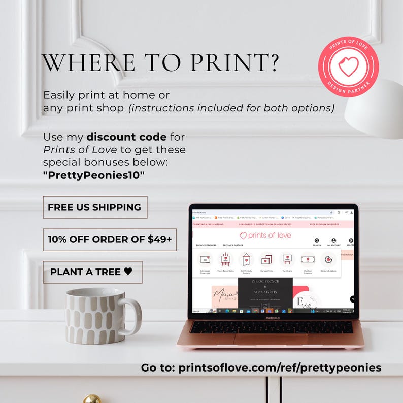 Peut inclure: Un ordinateur portable affiche le site Web Prints of Love, &agrave; c&ocirc;t&eacute; d'une tasse &agrave; motifs. Le texte de l'image comprend "WHERE TO PRINT?" et un code de r&eacute;duction. Un logo en forme de c&oelig;ur rose et rouge est &eacute;galement visible.