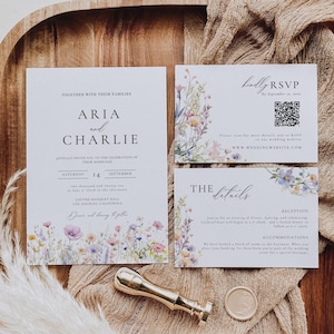 Op de afbeelding: Bruiloft uitnodigingsset met bloemaccenten in pastelkleuren. De uitnodiging bevat de namen "Aria en Charlie", de datum en de locatie. Een RSVP-kaart, een detailkaart, een gouden lakzegel en een stempel zijn ook inbegrepen.