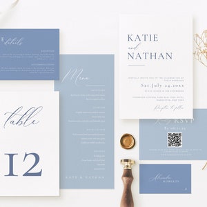 Op de afbeelding: Een verzameling elegante trouwbriefpapier in blauw en wit. De set bevat uitnodigingen, RSVP-kaarten, menukaarten en tafelnumners. Het ontwerp heeft delicate lettertypen en een zegel.