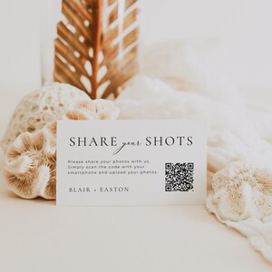 Pu&ograve; includere: Una carta rettangolare bianca con testo nero che recita SHARE your SHOTS, seguita da istruzioni per scansionare il codice QR con uno smartphone per caricare foto, e i nomi BLAIR + EASTON, con un codice QR quadrato nero.