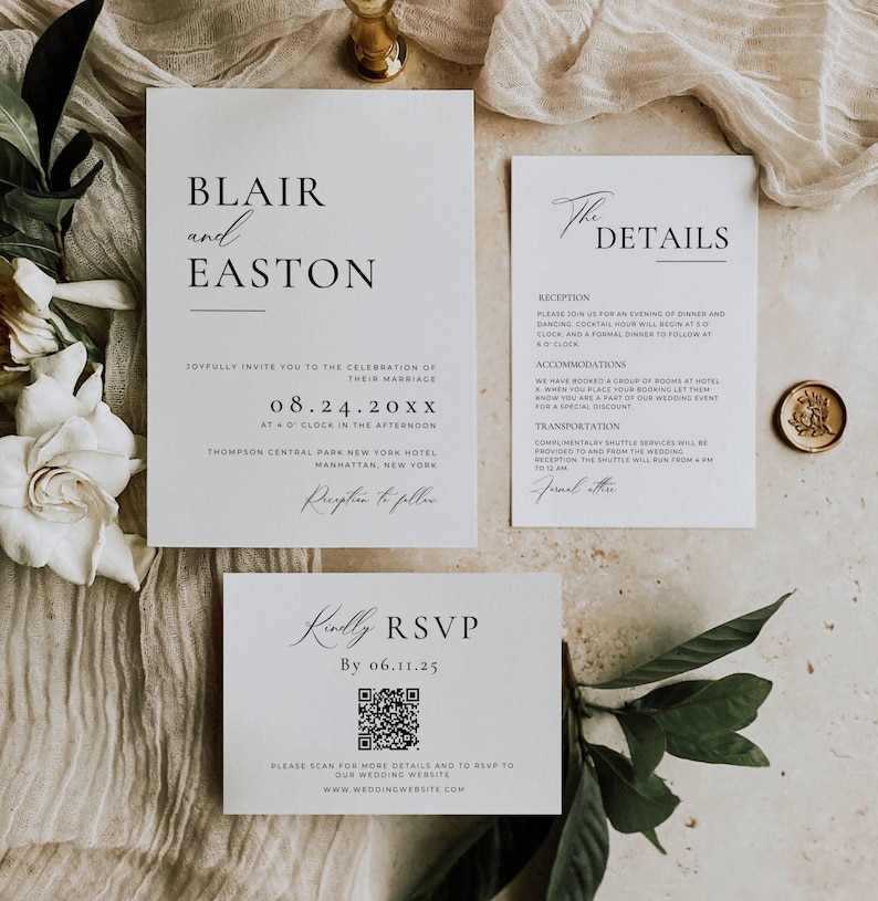 K&ouml;nnte beinhalten: Ein Set eleganter Hochzeitspapeterie mit einer Haupt-Einladung, einer Detailkarte und einer RSVP-Karte. Die Einladung enth&auml;lt die Namen "Blair and Easton" und Veranstaltungsdetails. Die RSVP-Karte hat einen QR-Code. Das Design ist minimalistisch mit schwarzem Text auf wei&szlig;em Papier.